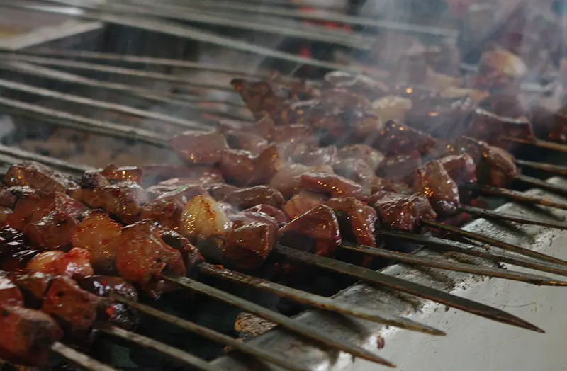 Ciğer kebabı, meftune, kaburga dolması, burma kadayıf ve örgü peynir.