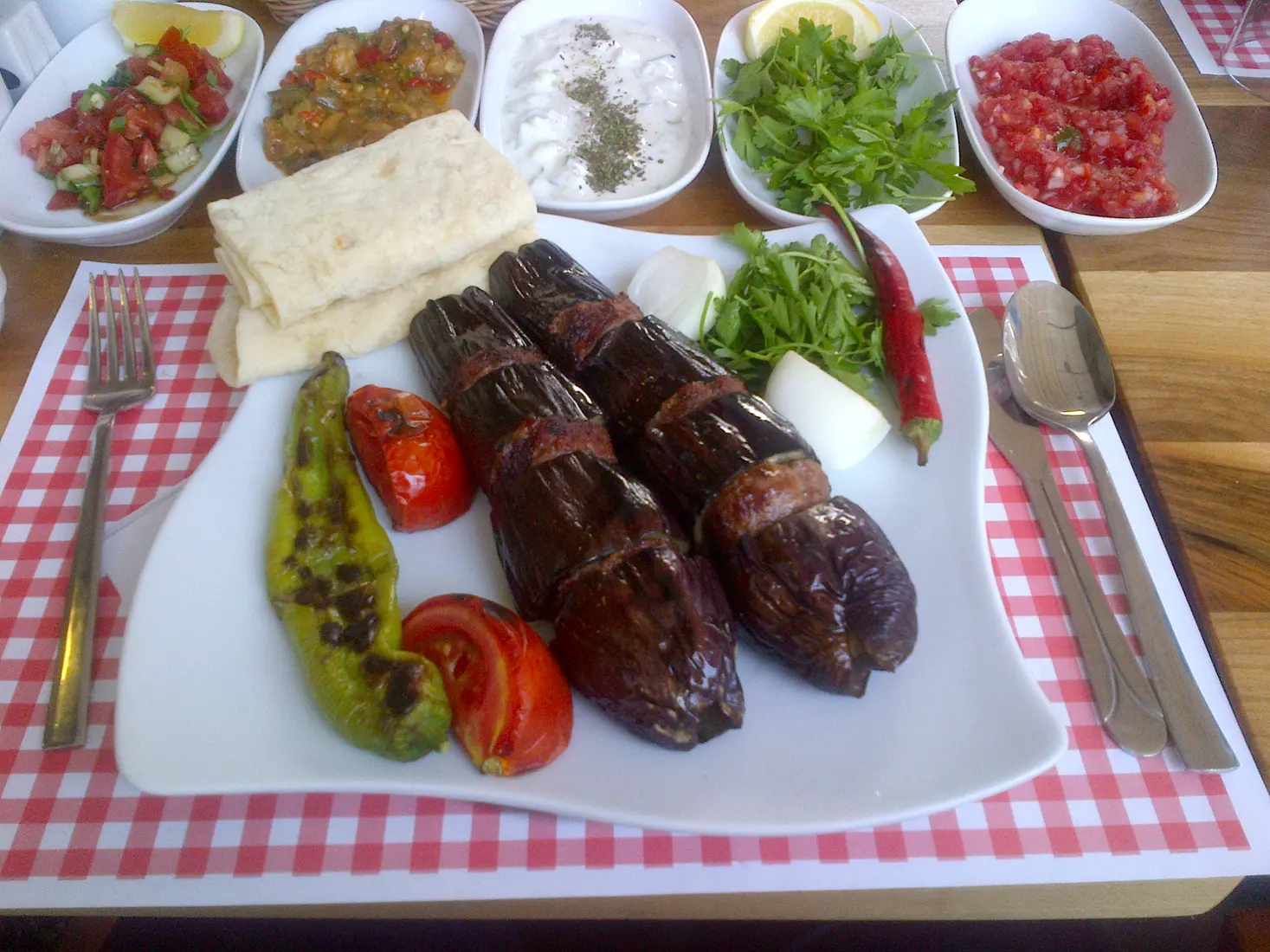 Şabut balığı, patlıcan kebabı, kebat reçeli ve bölgeye özgü ev yemekleri.