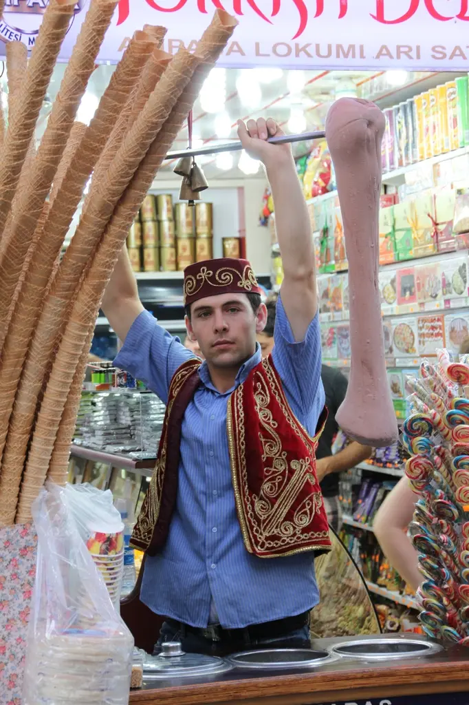 Maraş dondurması, tarhana, eli böğründe, sömelek köfte ve çörek.