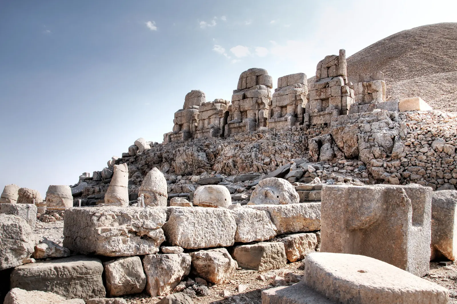 Nemrut Dağı dev heykel başları